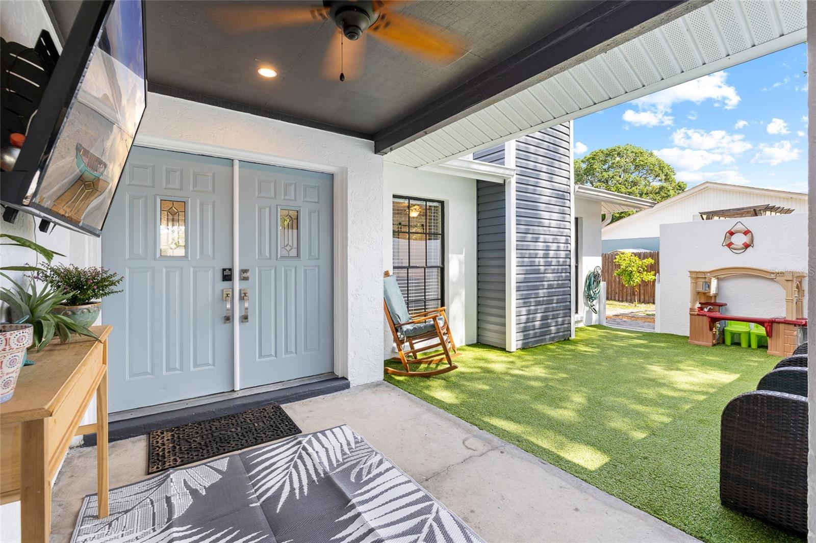 Listing photo id 4 for 15620 Gardenside Lane