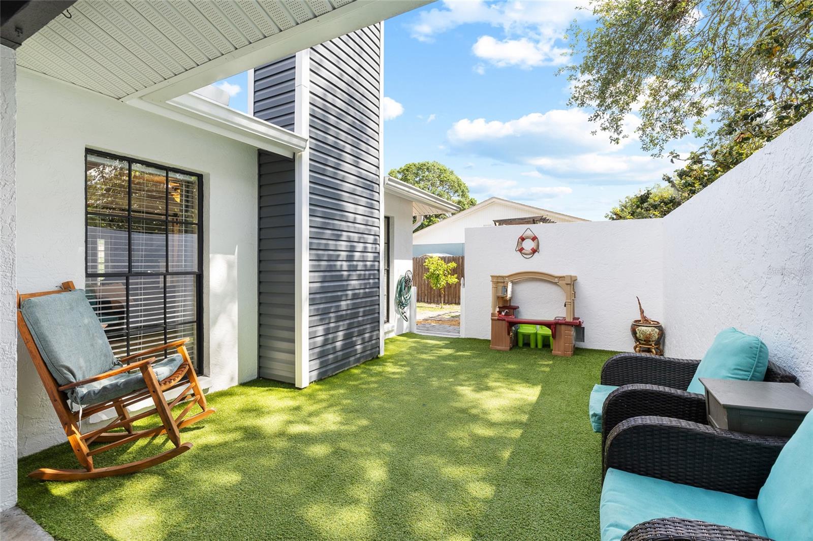Listing photo id 5 for 15620 Gardenside Lane