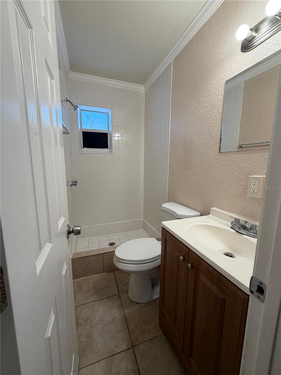 Image 7 of 7 For 1015 Vine Avenue