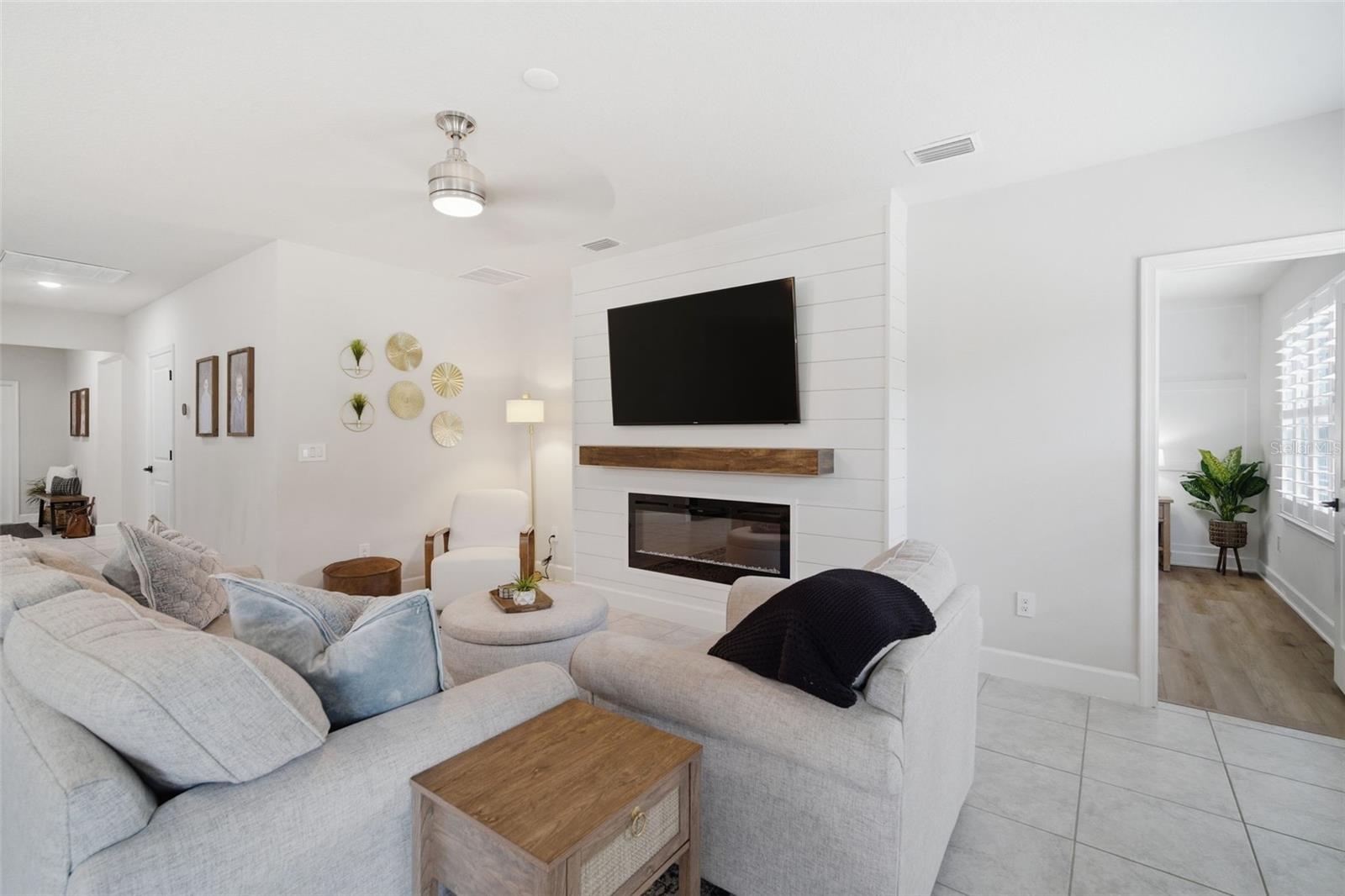Listing photo id 13 for 10325 Gliding Eagle Way