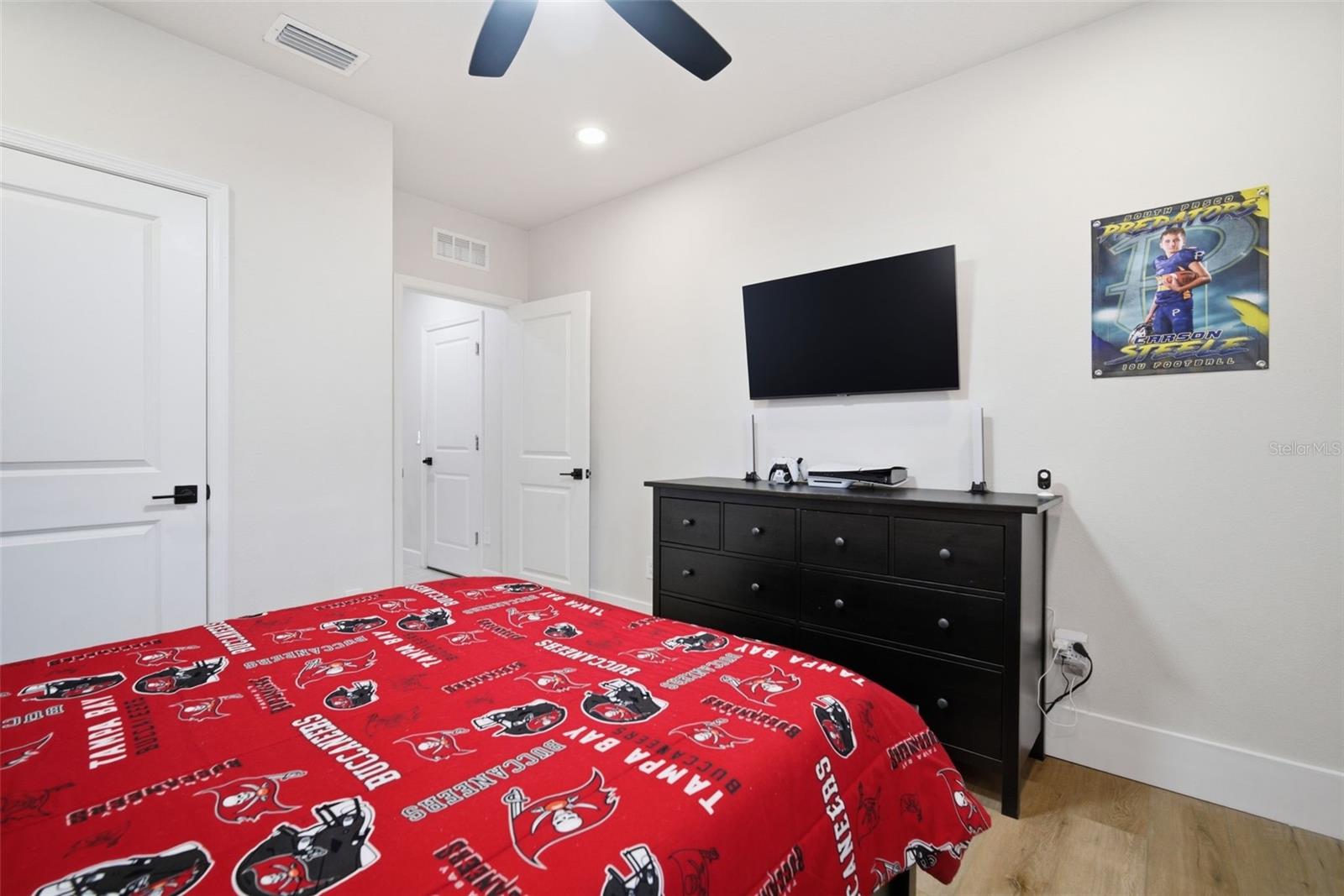 Listing photo id 32 for 10325 Gliding Eagle Way