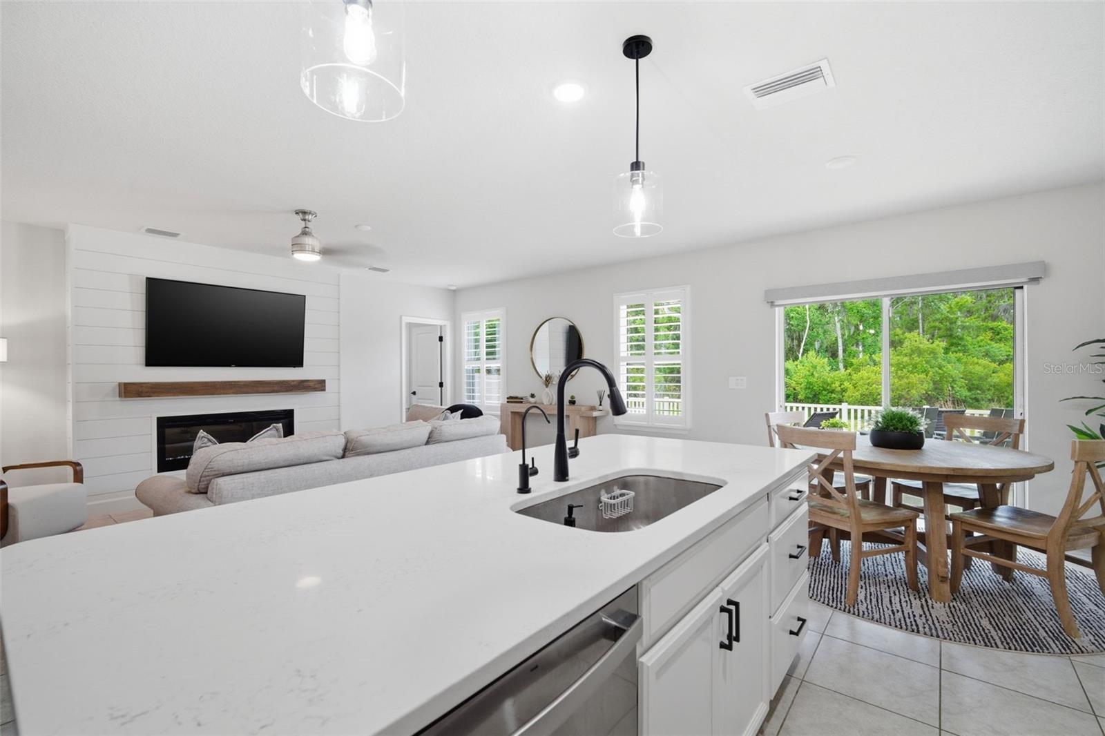 Listing photo id 7 for 10325 Gliding Eagle Way