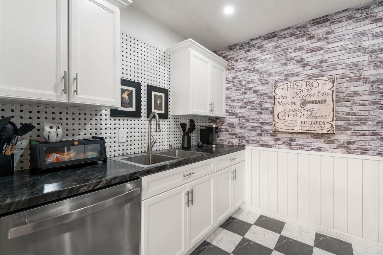 Image 12 of 55 For 330 Gloucester Boulevard