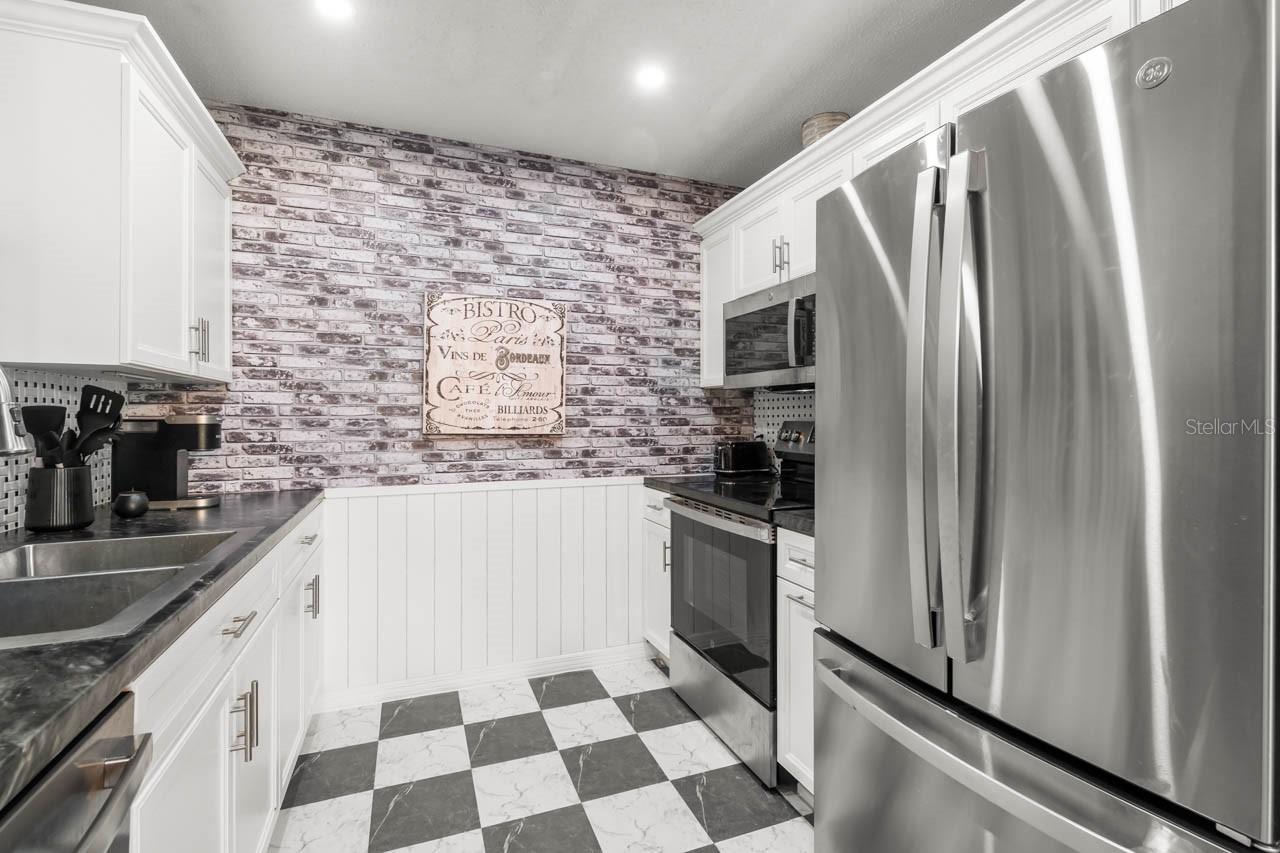 Image 13 of 55 For 330 Gloucester Boulevard