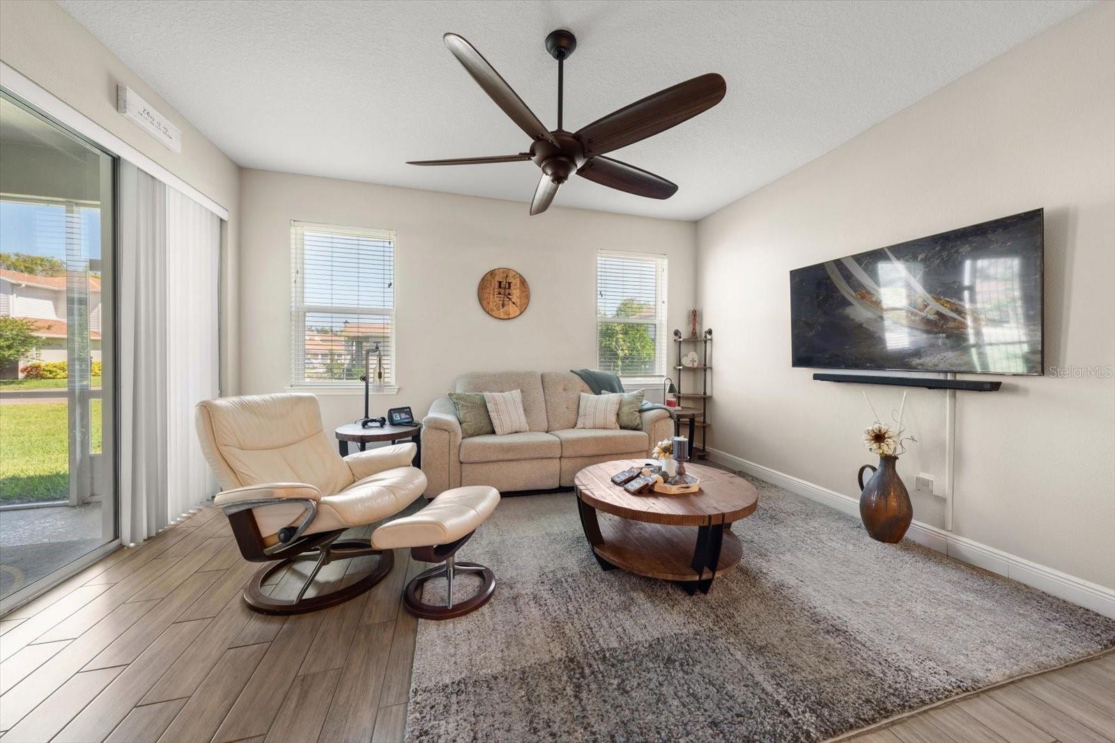 Listing photo id 8 for 5299 Neil Drive