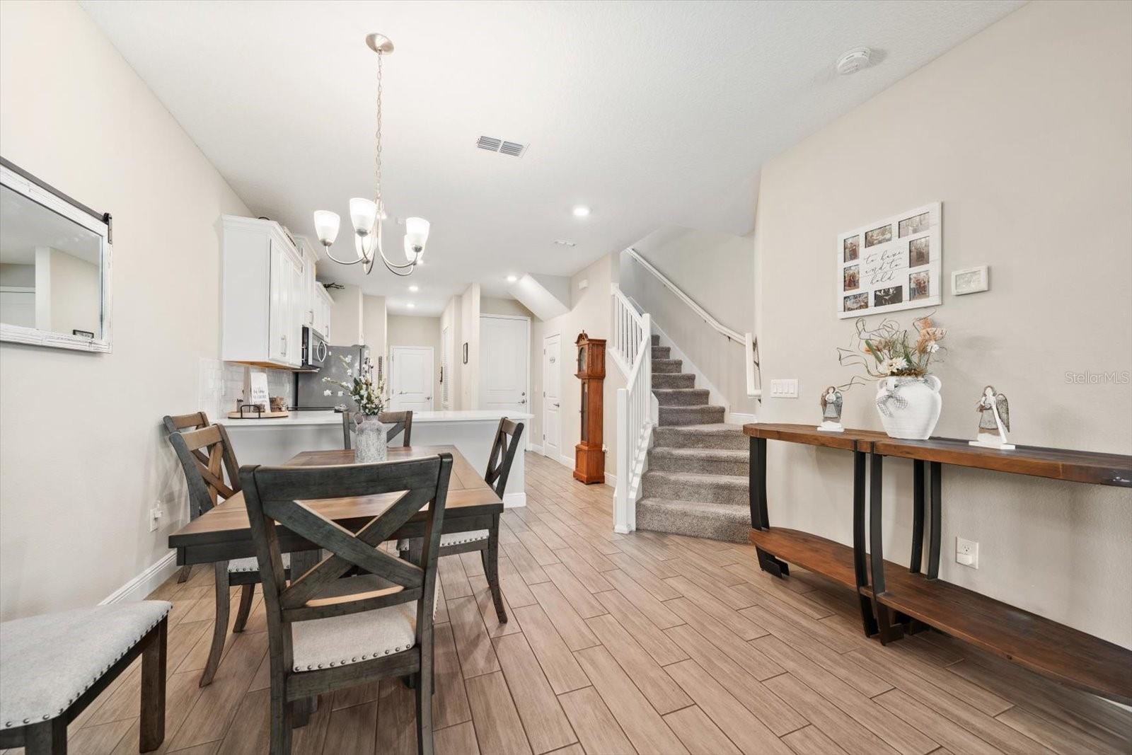 Listing photo id 11 for 5299 Neil Drive