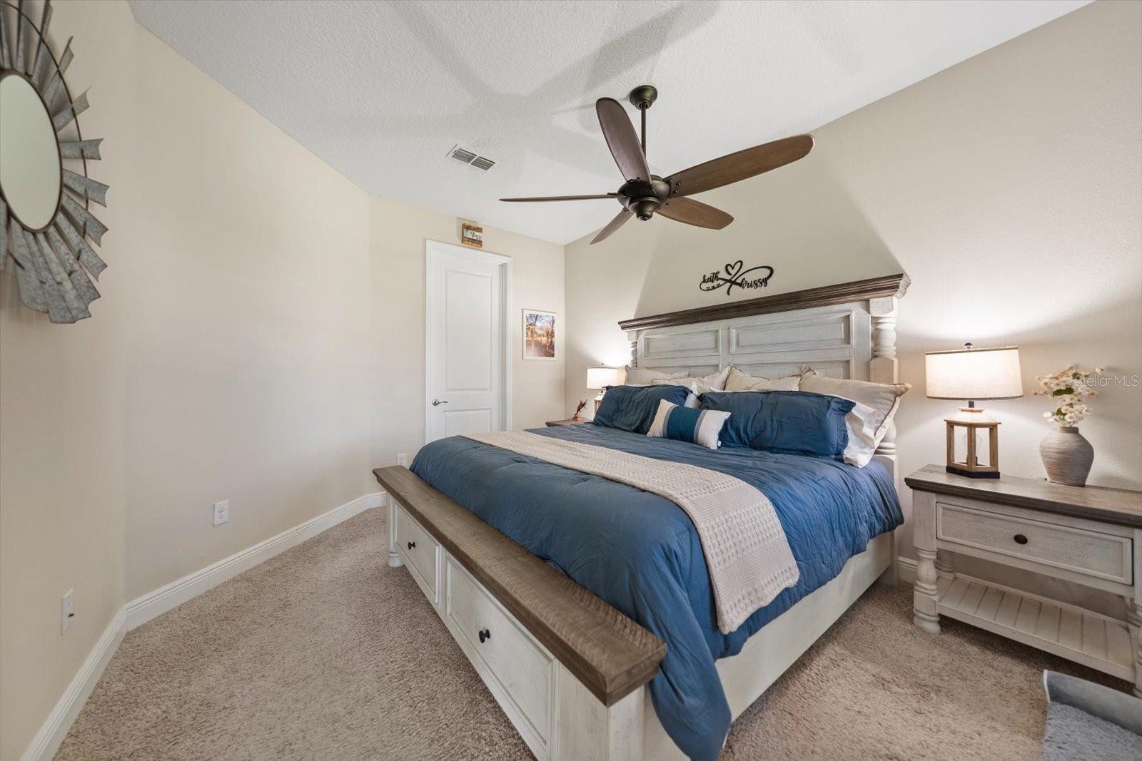 Listing photo id 12 for 5299 Neil Drive