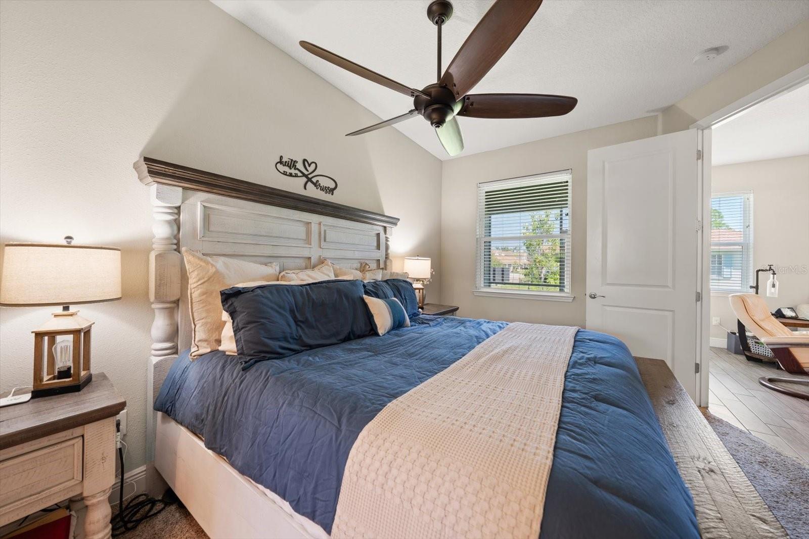 Listing photo id 13 for 5299 Neil Drive
