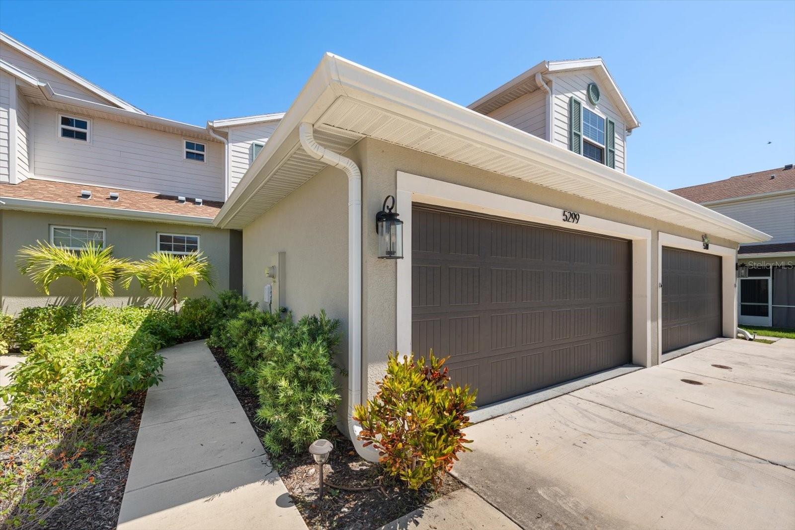 Listing photo id 1 for 5299 Neil Drive