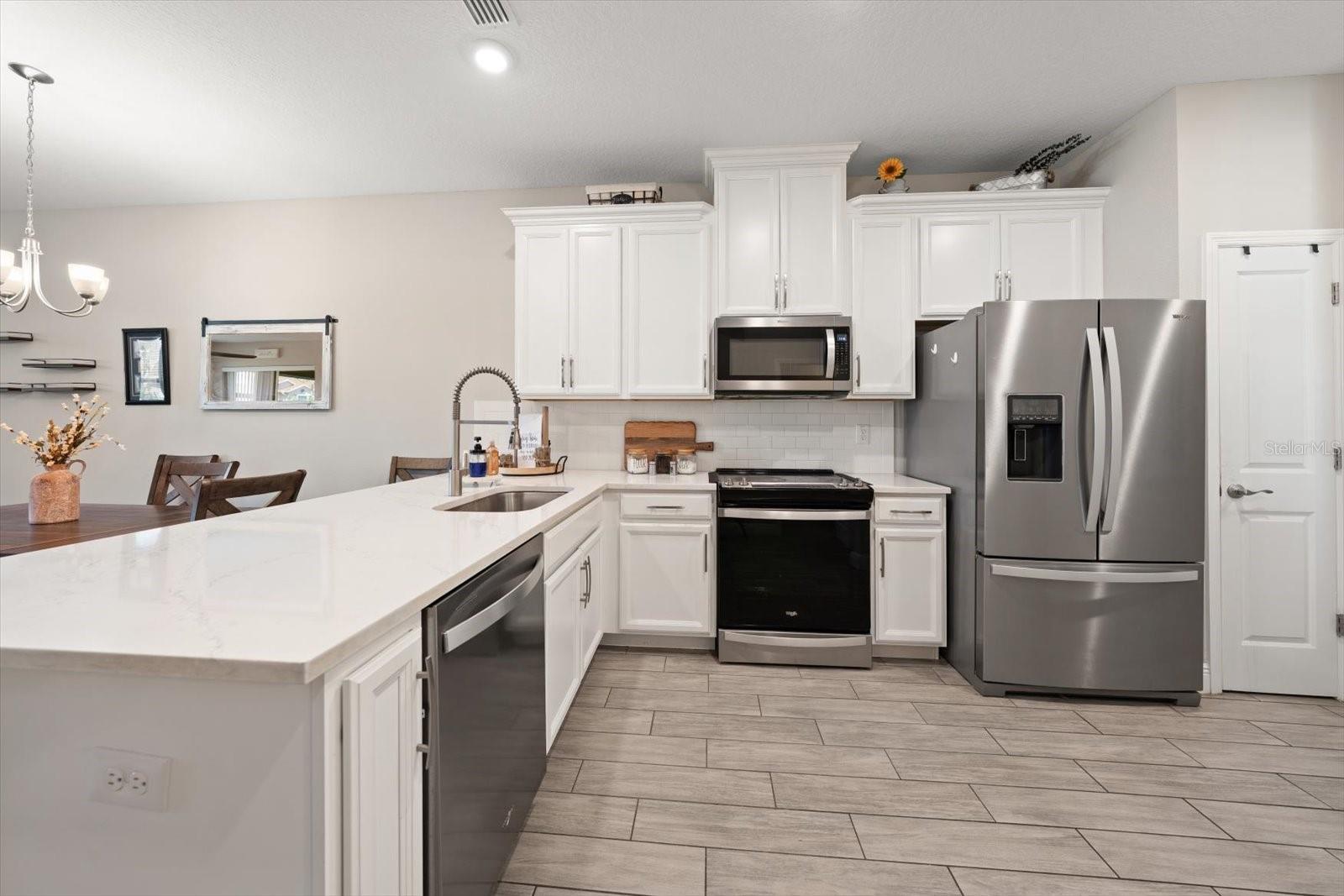 Listing photo id 3 for 5299 Neil Drive