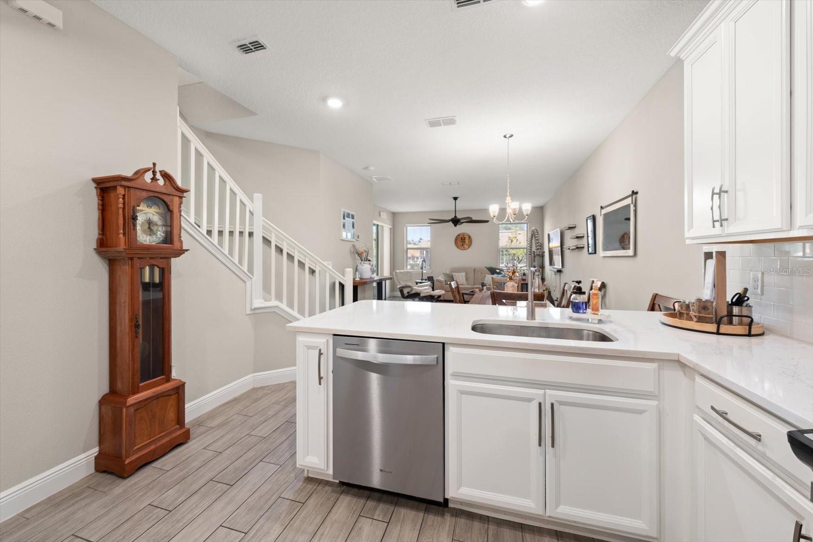 Listing photo id 4 for 5299 Neil Drive