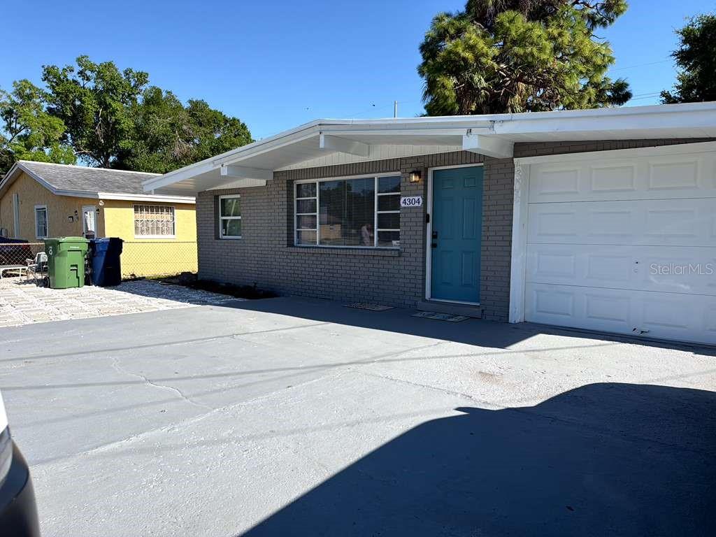 Listing photo id 0 for 4304 Arch Street