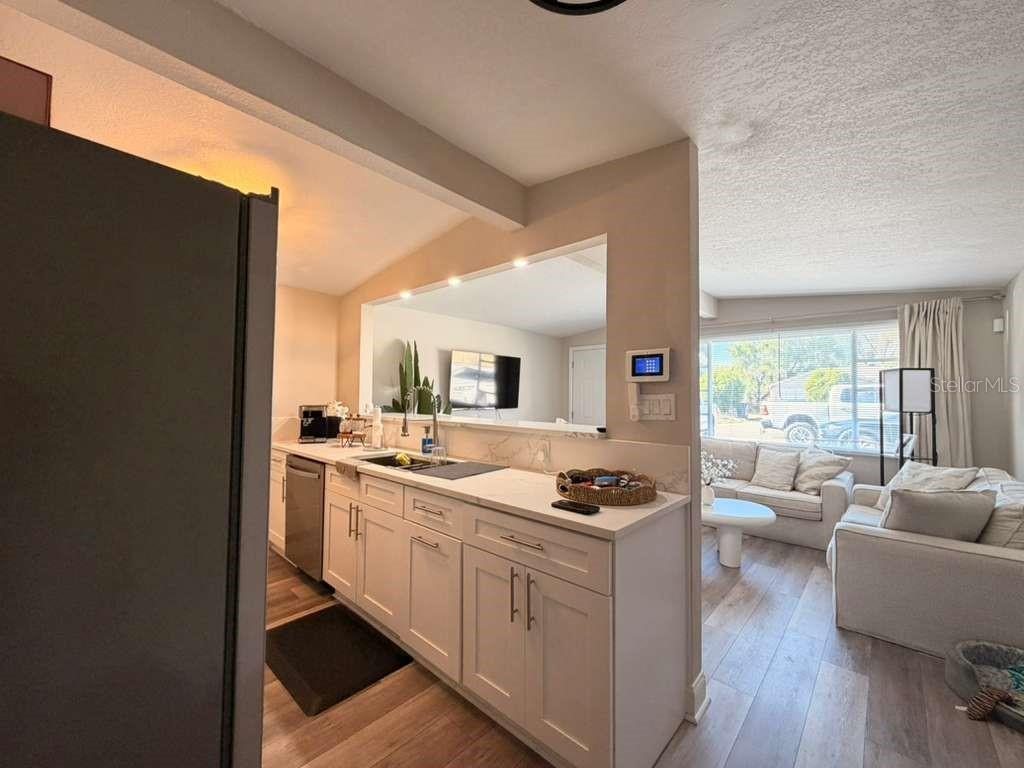 Listing photo id 7 for 4304 Arch Street