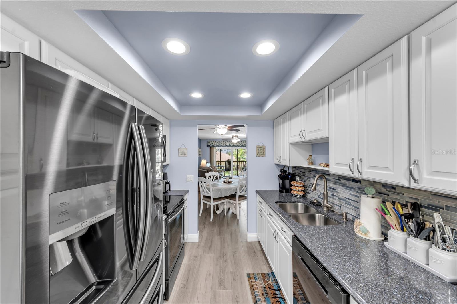 Image 21 of 58 For 5849 Park St N  202
