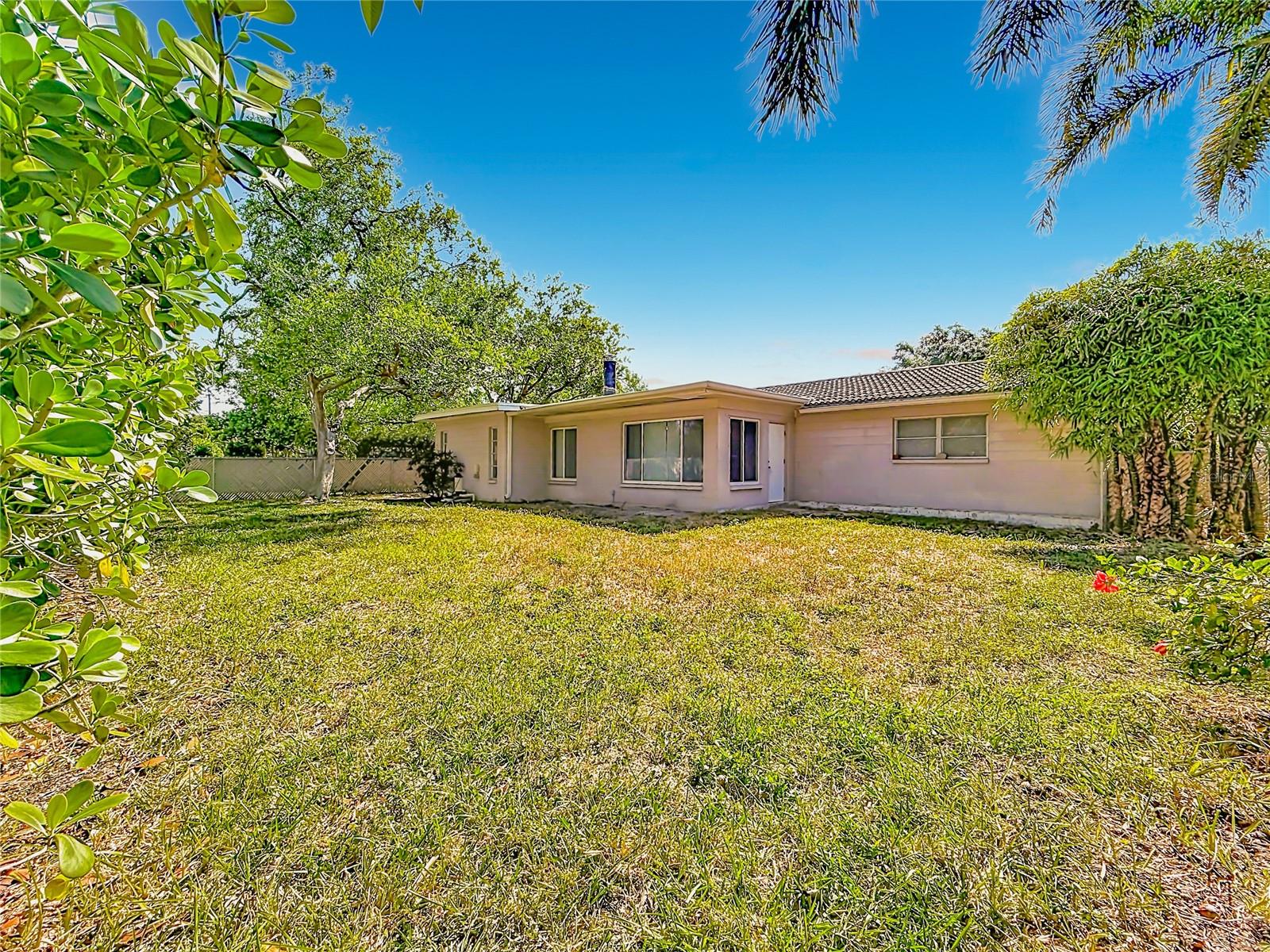 Image 26 of 31 For 211 Monroe Circle N
