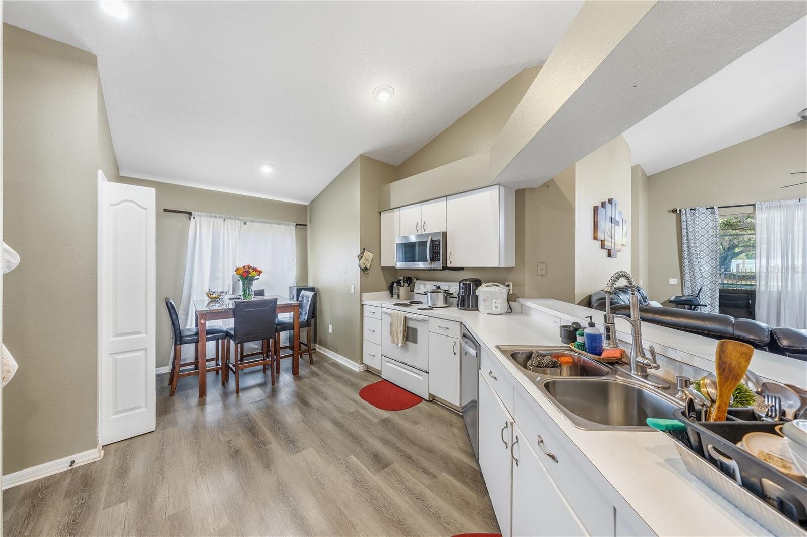 Listing photo id 11 for 3324 Manor Cove Circle