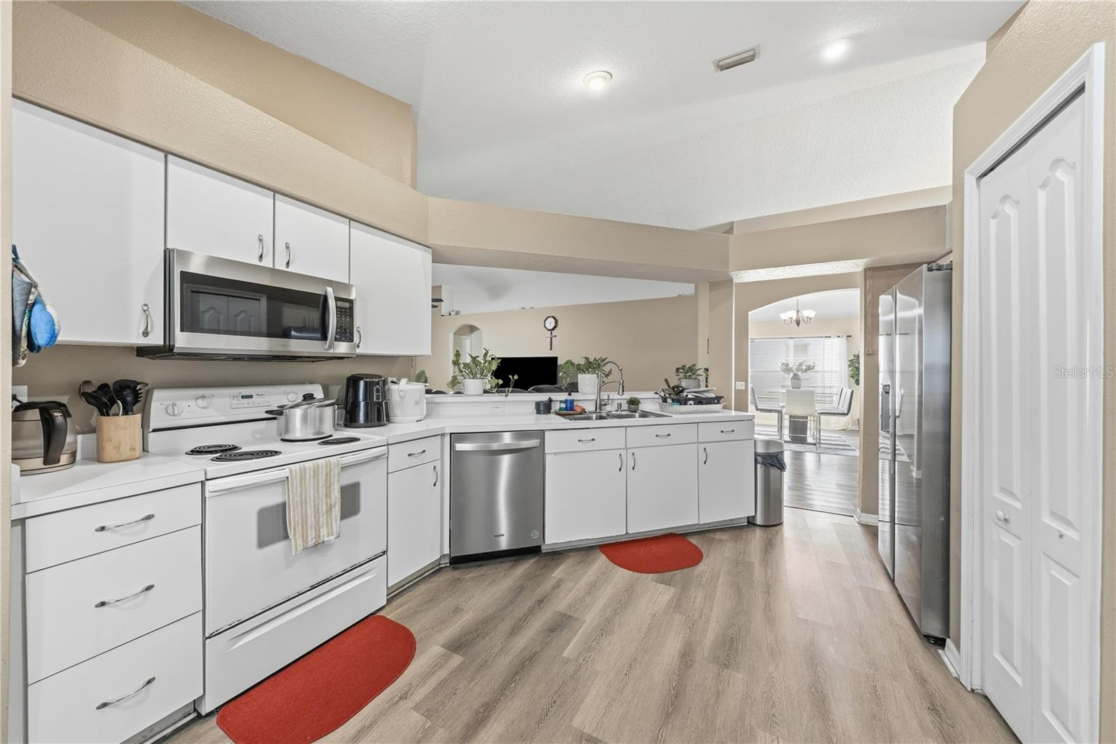 Listing photo id 12 for 3324 Manor Cove Circle