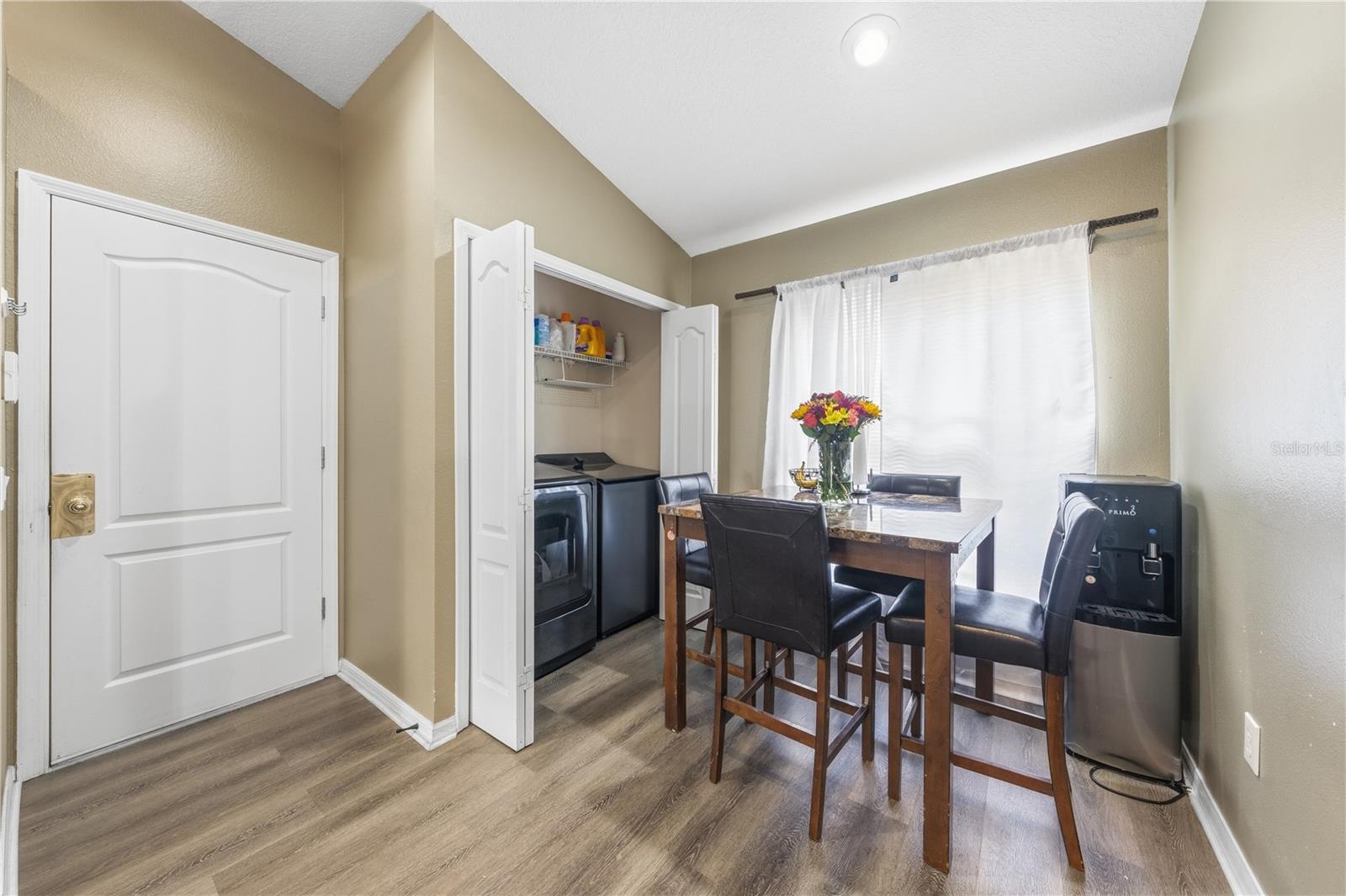 Listing photo id 13 for 3324 Manor Cove Circle