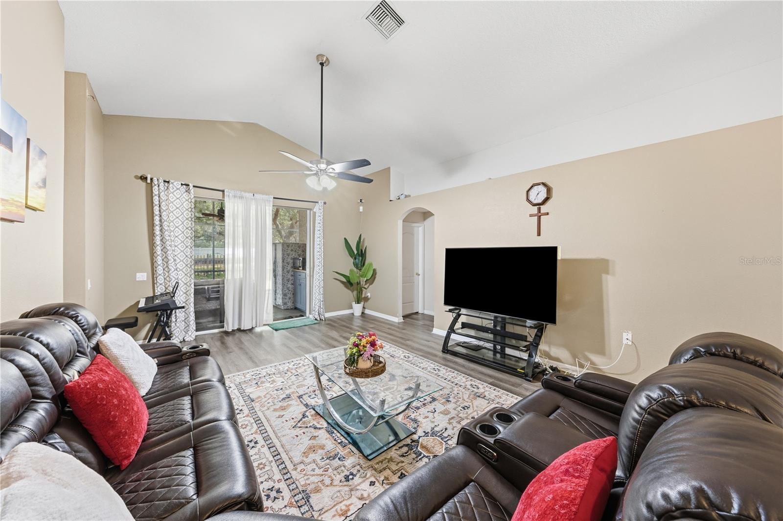 Listing photo id 17 for 3324 Manor Cove Circle