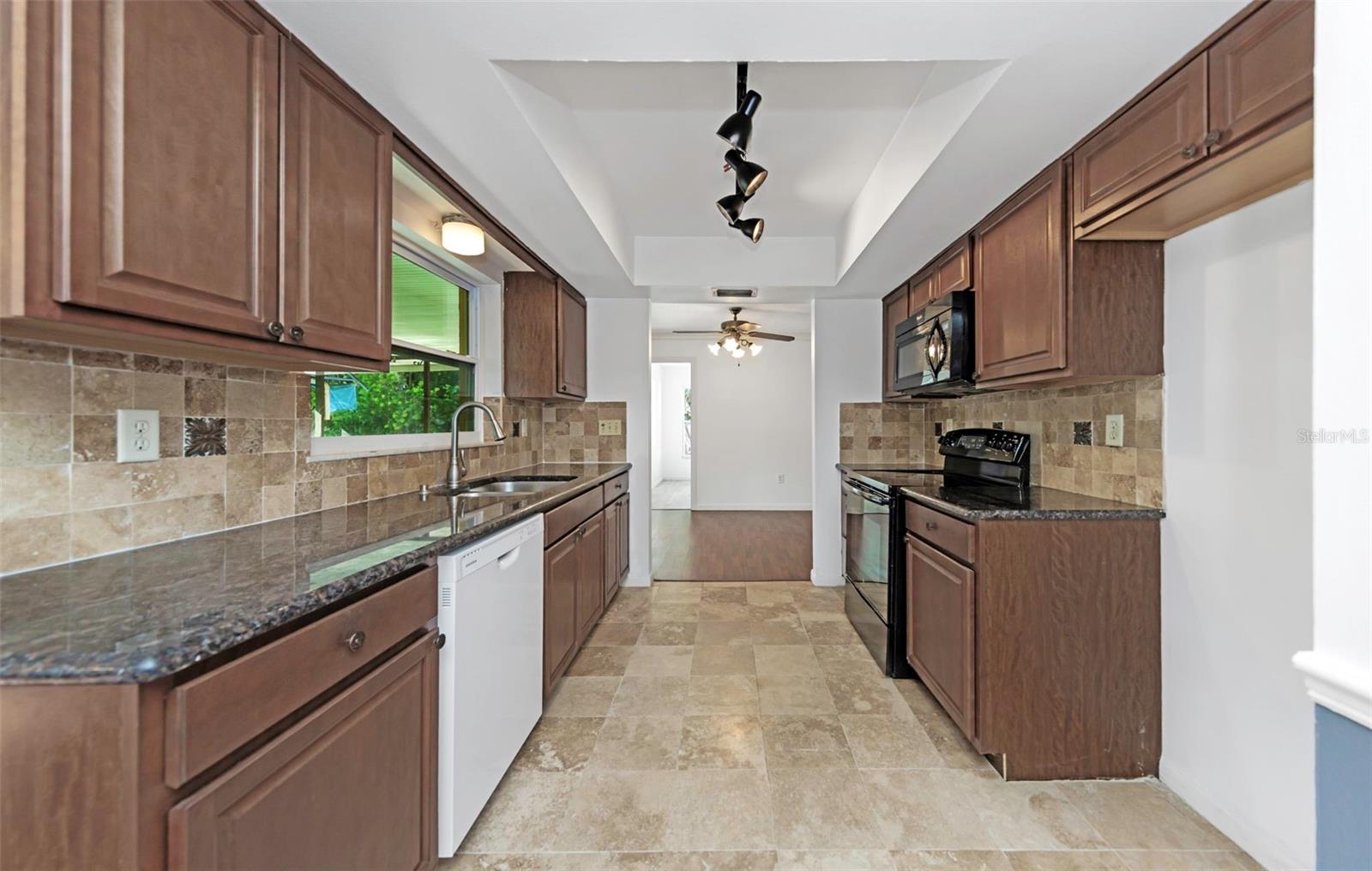 Image 9 of 47 For 2913 Fairfield Court