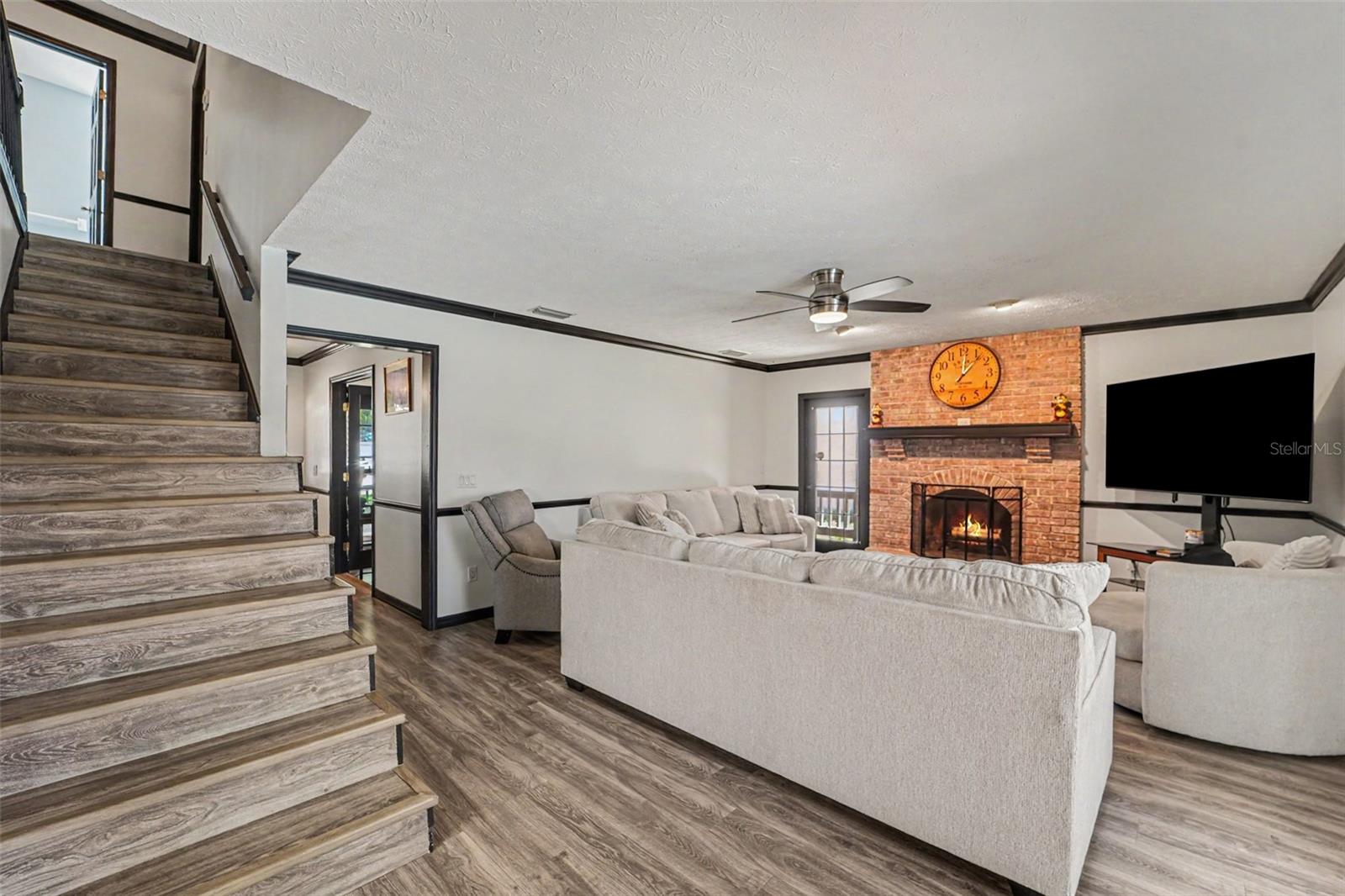 Image 12 of 30 For 717 Camrose Drive