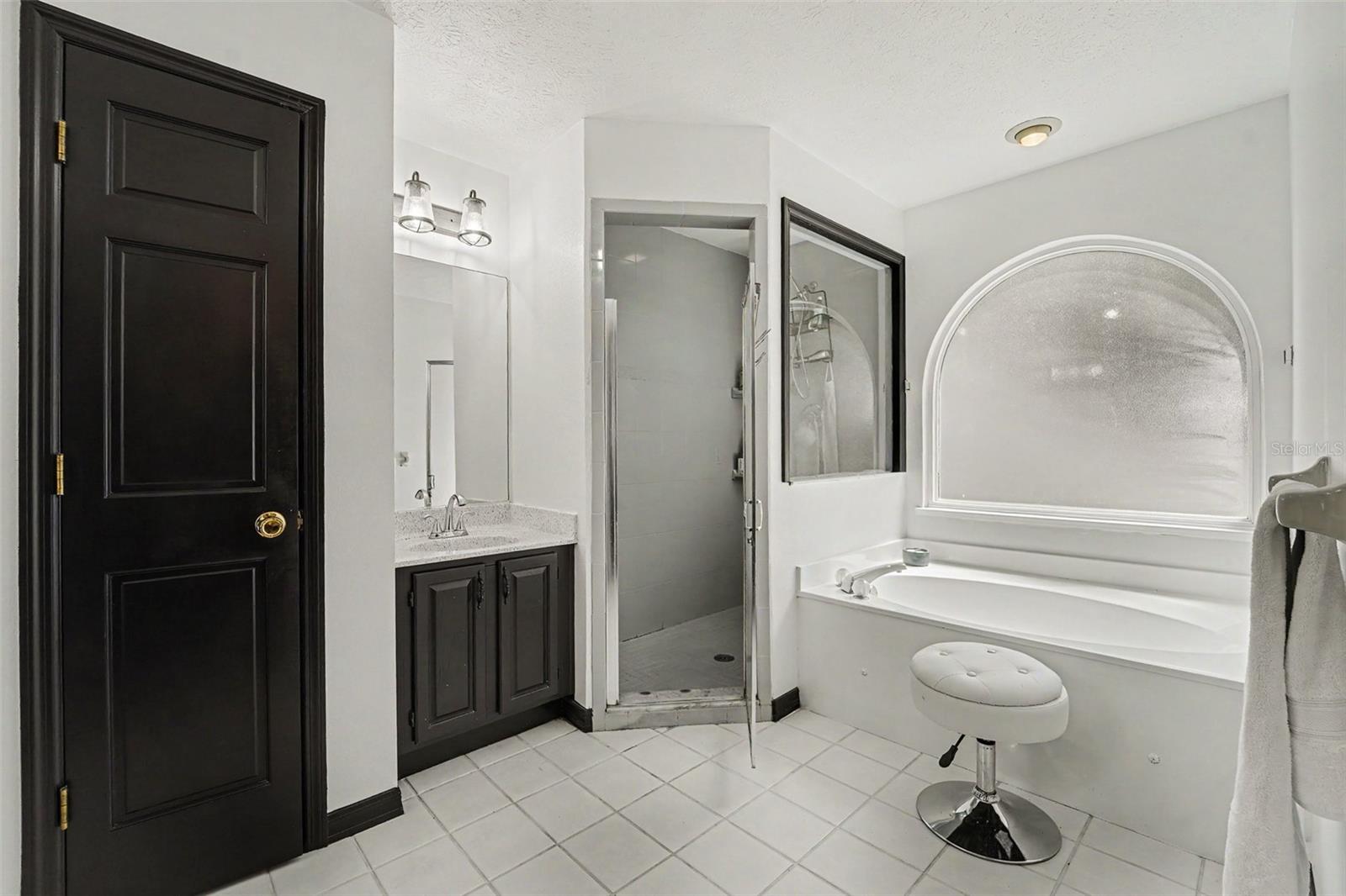 Image 16 of 30 For 717 Camrose Drive