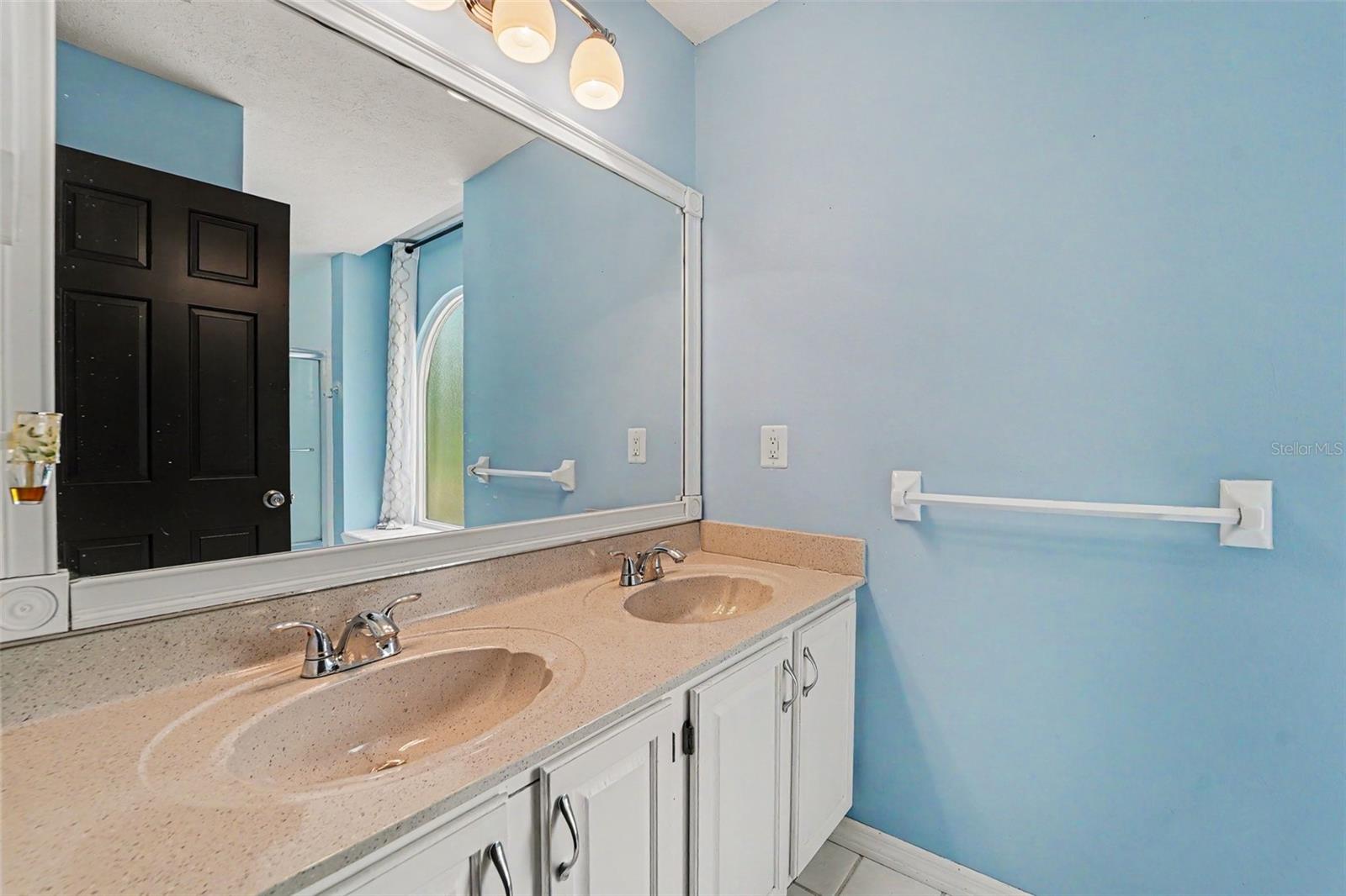Image 20 of 30 For 717 Camrose Drive