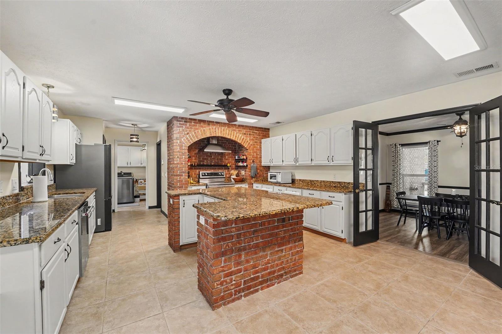 Image 4 of 30 For 717 Camrose Drive