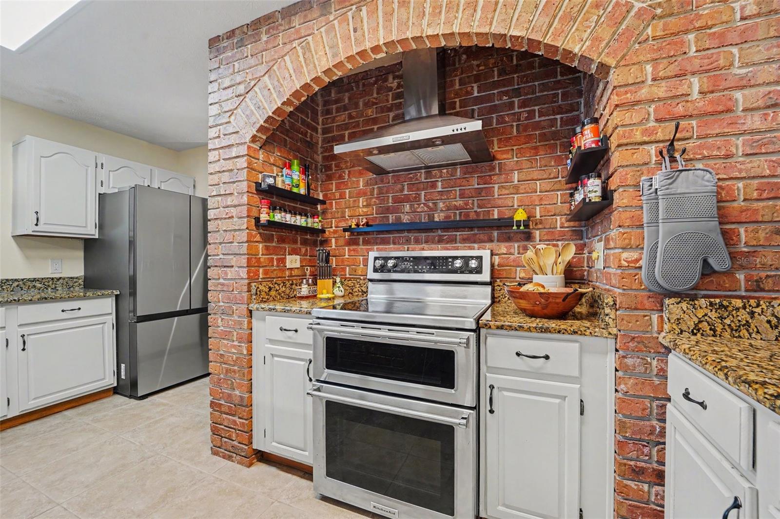 Image 6 of 30 For 717 Camrose Drive
