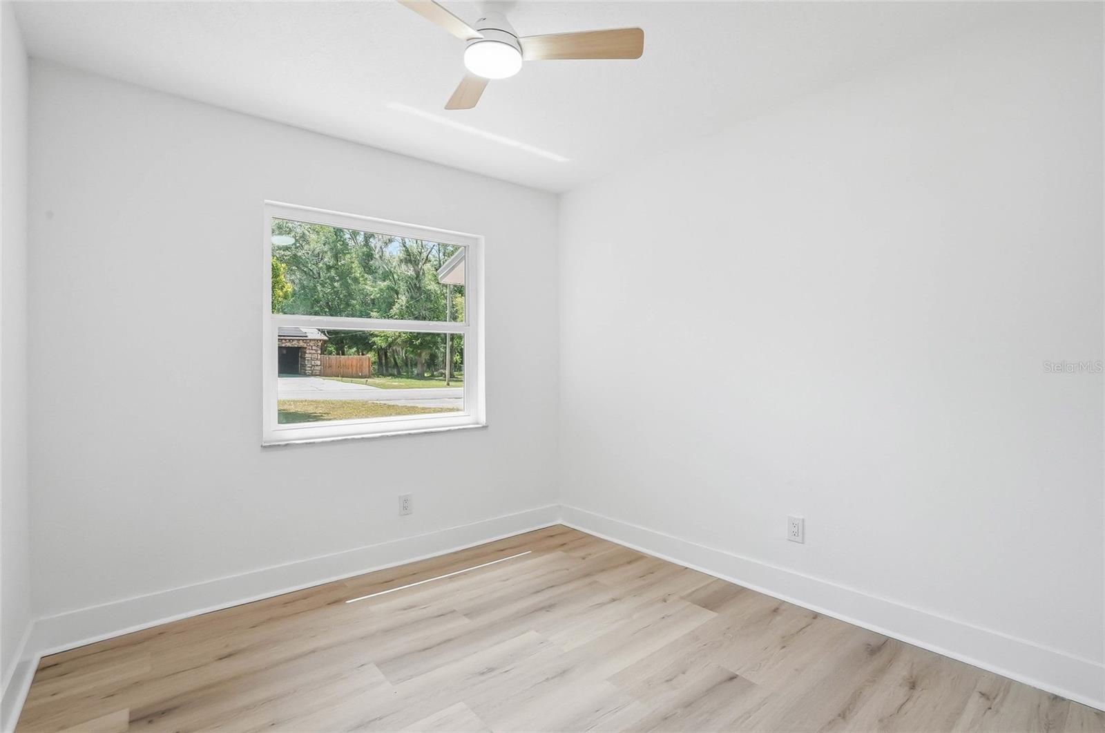 Image 14 of 34 For 6040 Knollwood Dr