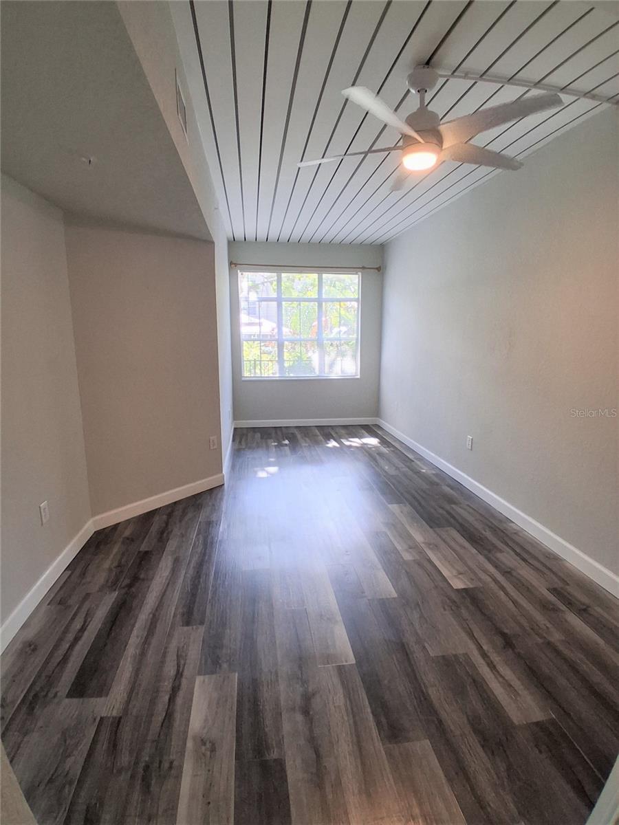 Image 10 of 13 For 2402 Azeele Street 417