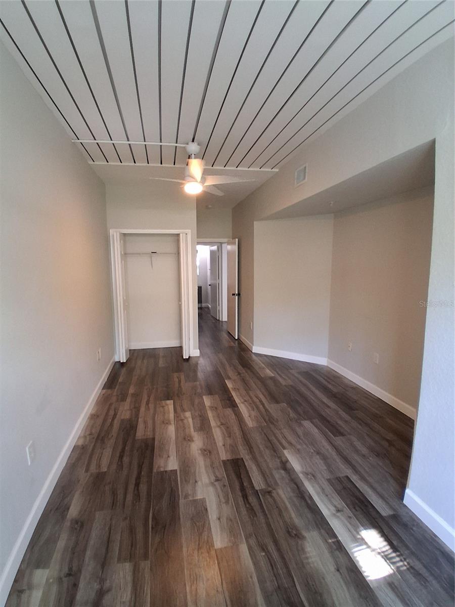 Image 11 of 13 For 2402 Azeele Street 417