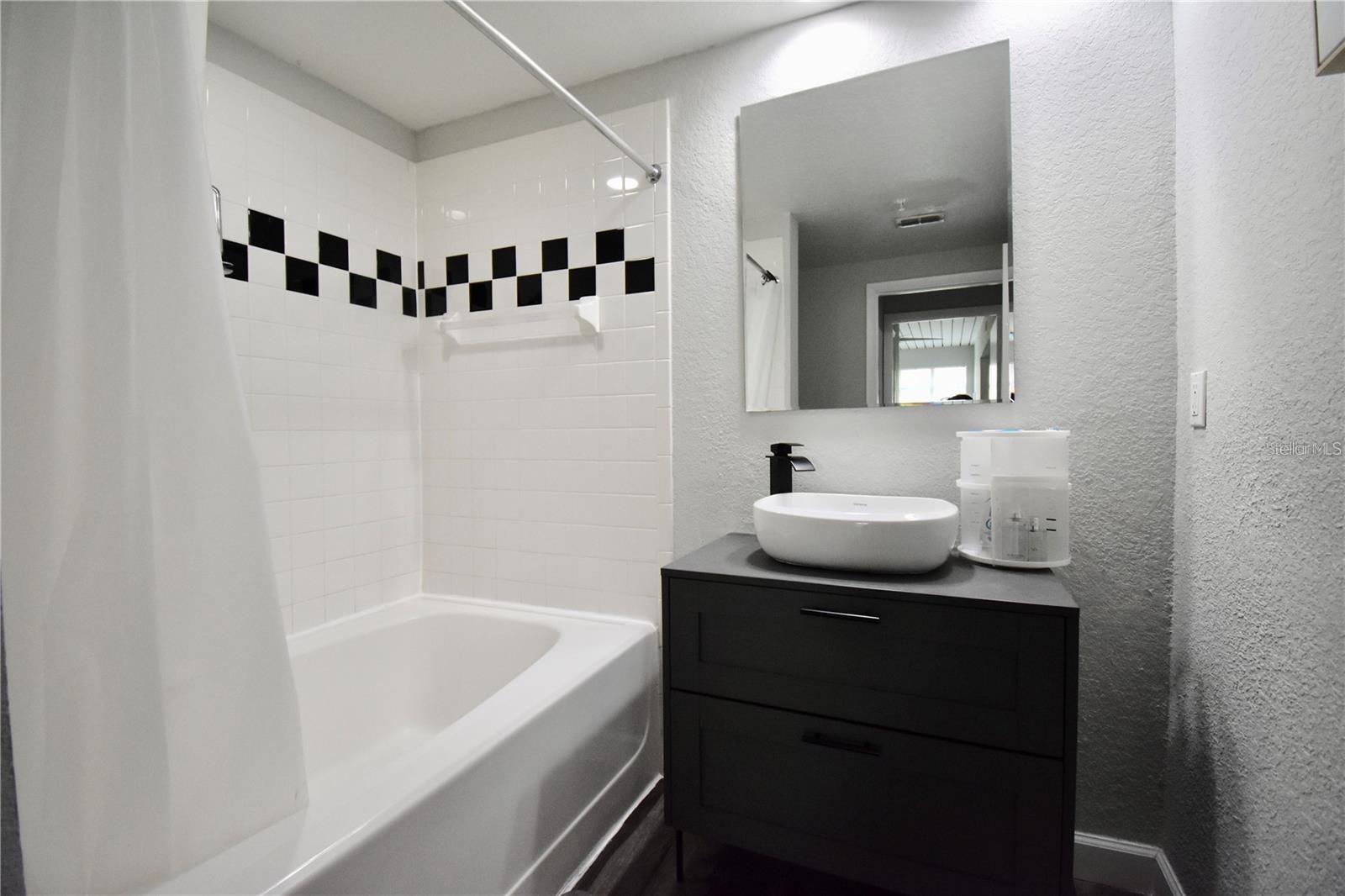 Image 13 of 13 For 2402 Azeele Street 417
