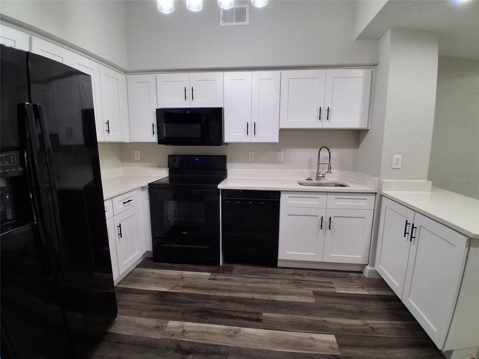 Image 3 of 13 For 2402 Azeele Street 417