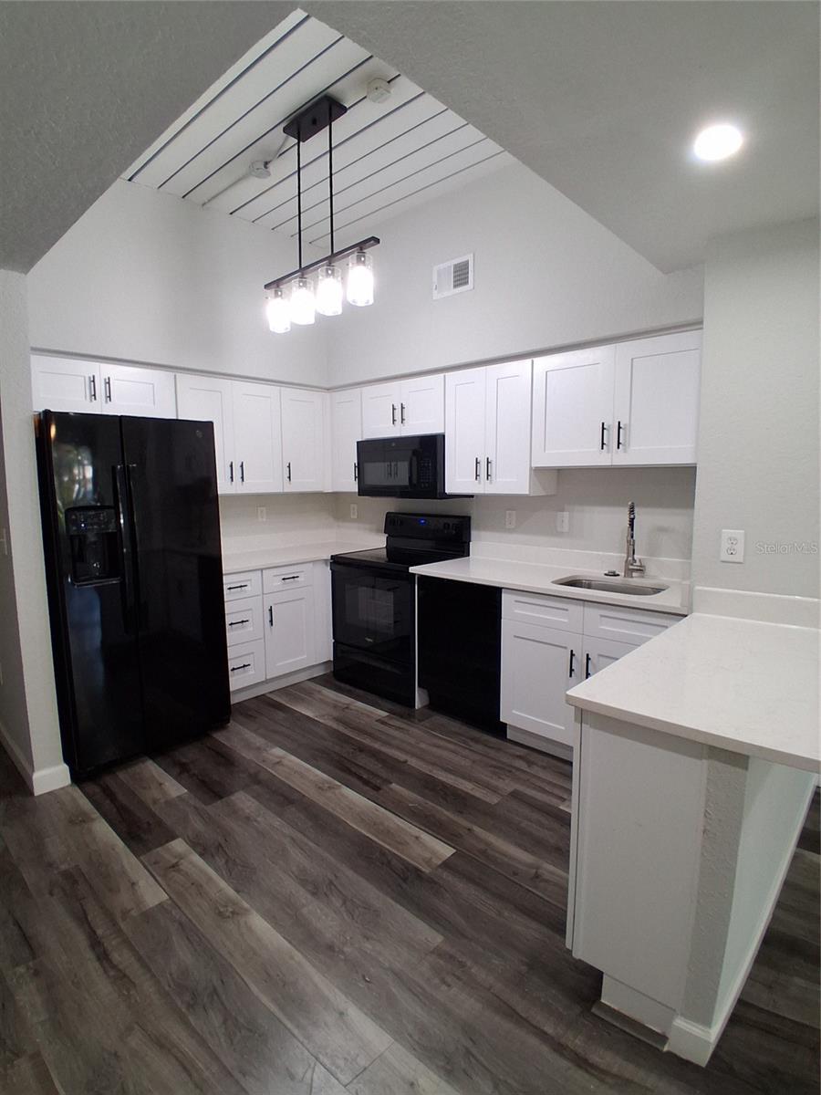 Image 4 of 13 For 2402 Azeele Street 417