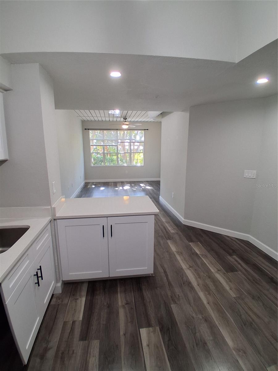 Image 6 of 13 For 2402 Azeele Street 417