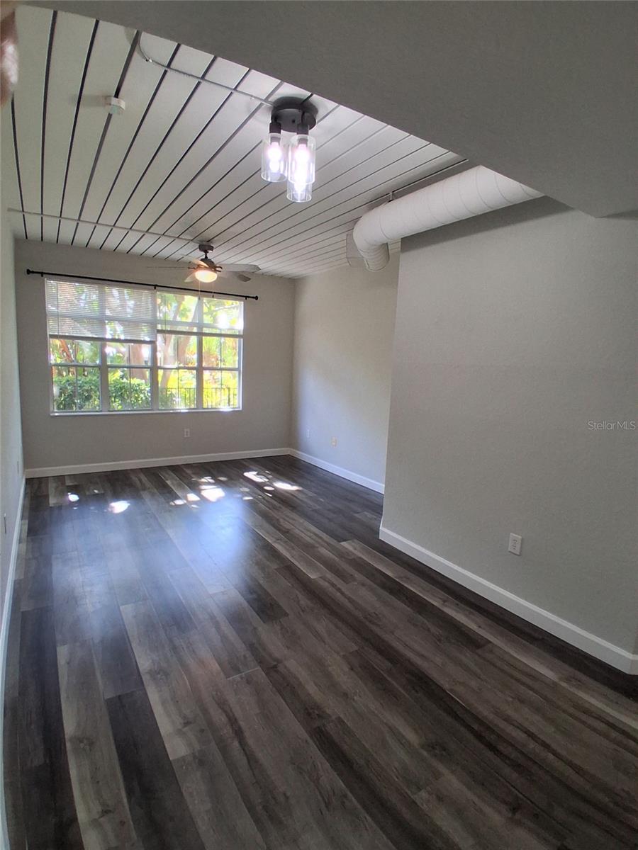 Image 7 of 13 For 2402 Azeele Street 417