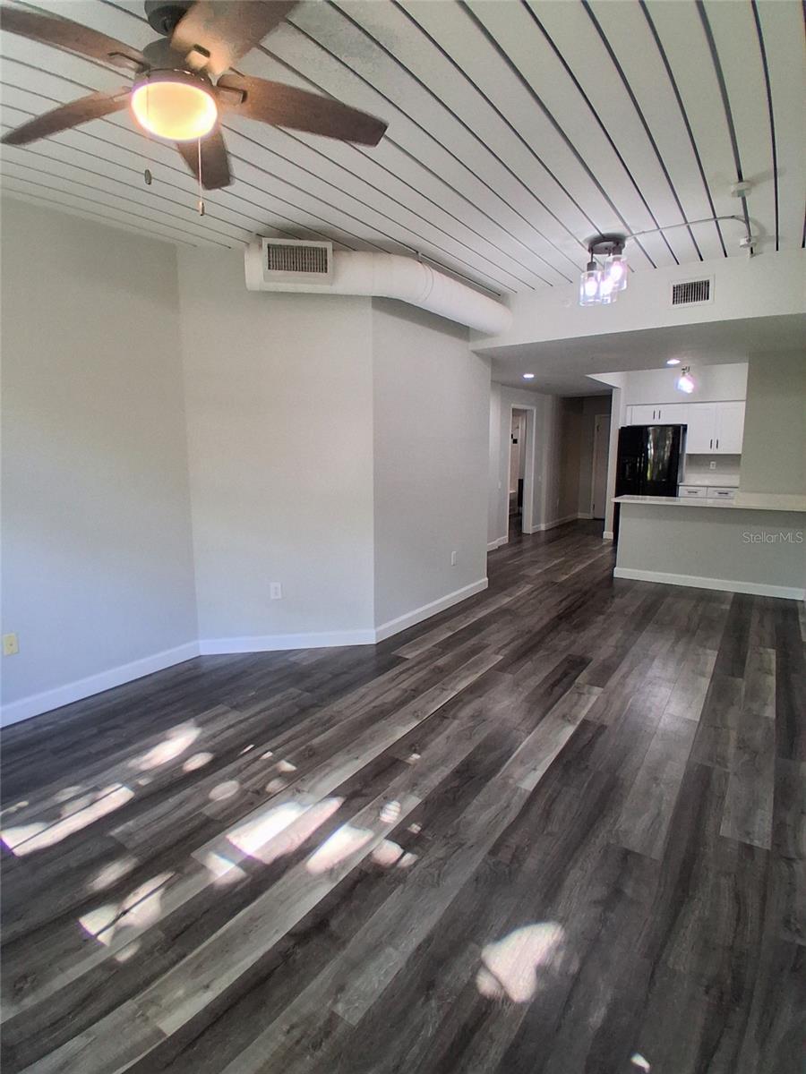 Image 9 of 13 For 2402 Azeele Street 417