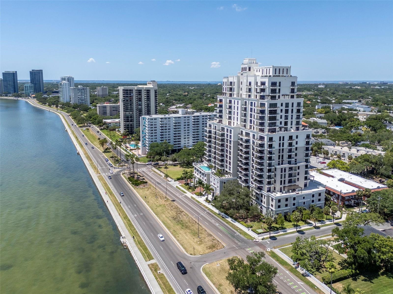 Listing photo id 2 for 2103 Bayshore Boulevard 602