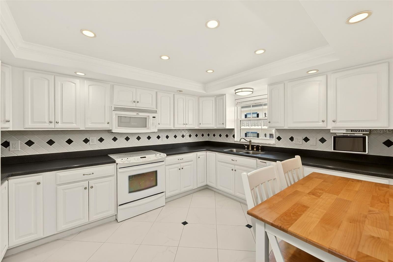 Listing photo id 11 for 131 Bluff View Drive 401