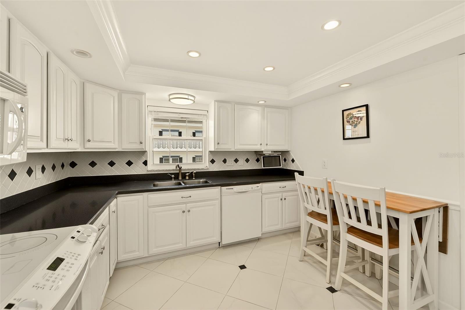 Listing photo id 12 for 131 Bluff View Drive 401
