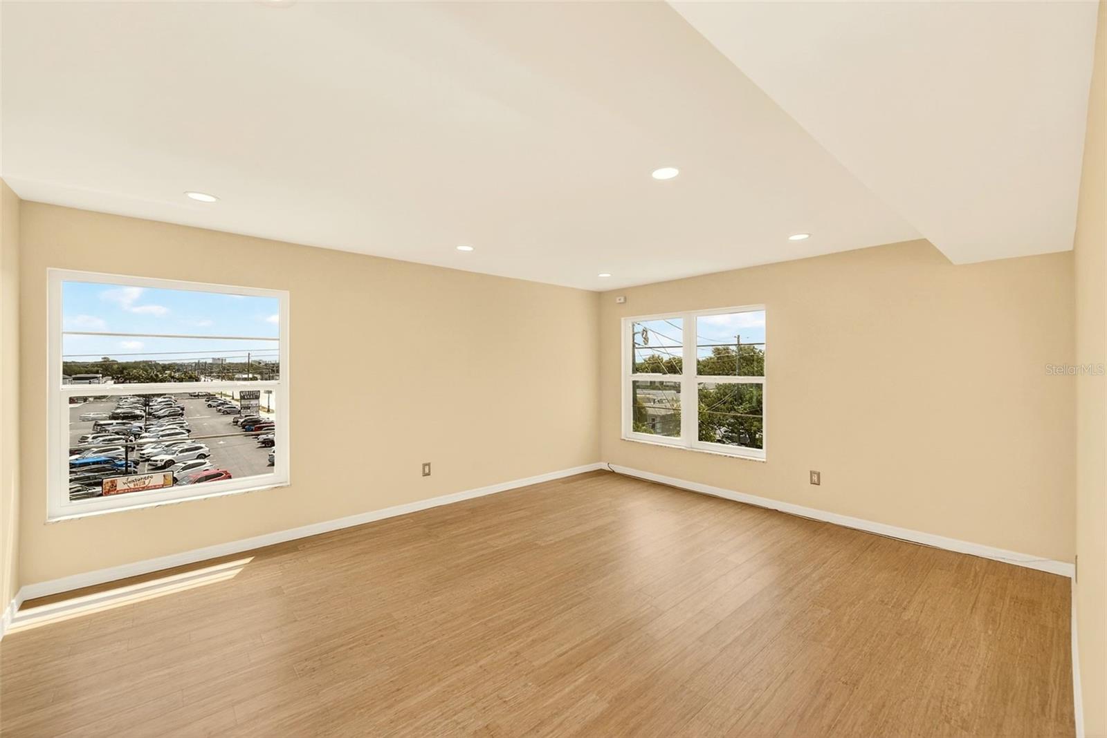 Listing photo id 19 for 131 Bluff View Drive 401