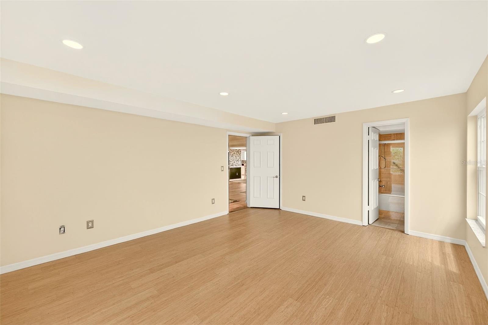 Listing photo id 21 for 131 Bluff View Drive 401