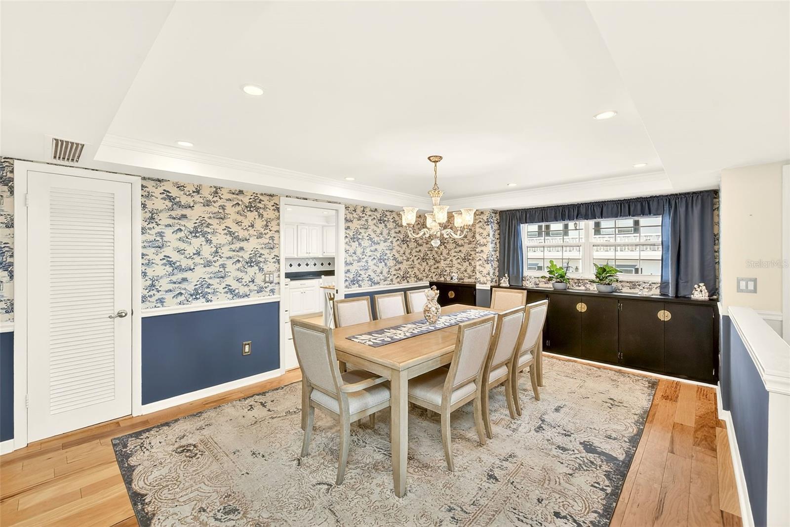 Listing photo id 3 for 131 Bluff View Drive 401