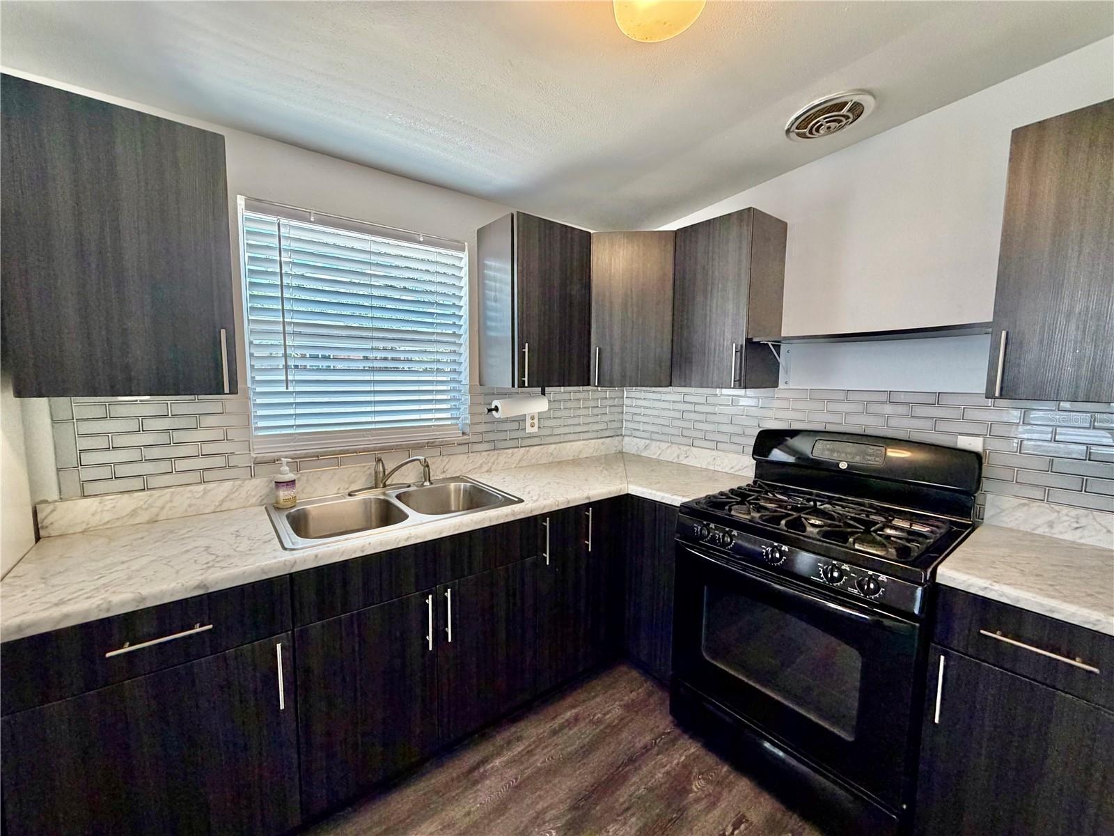 Image 7 of 23 For 650 Newton Avenue S