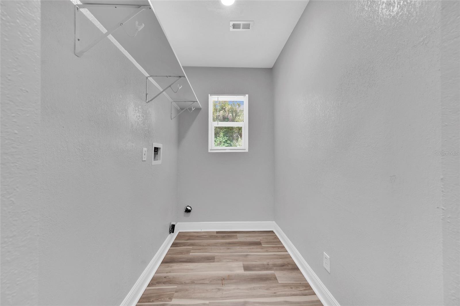 Image 18 of 31 For 429 Oakwood Street