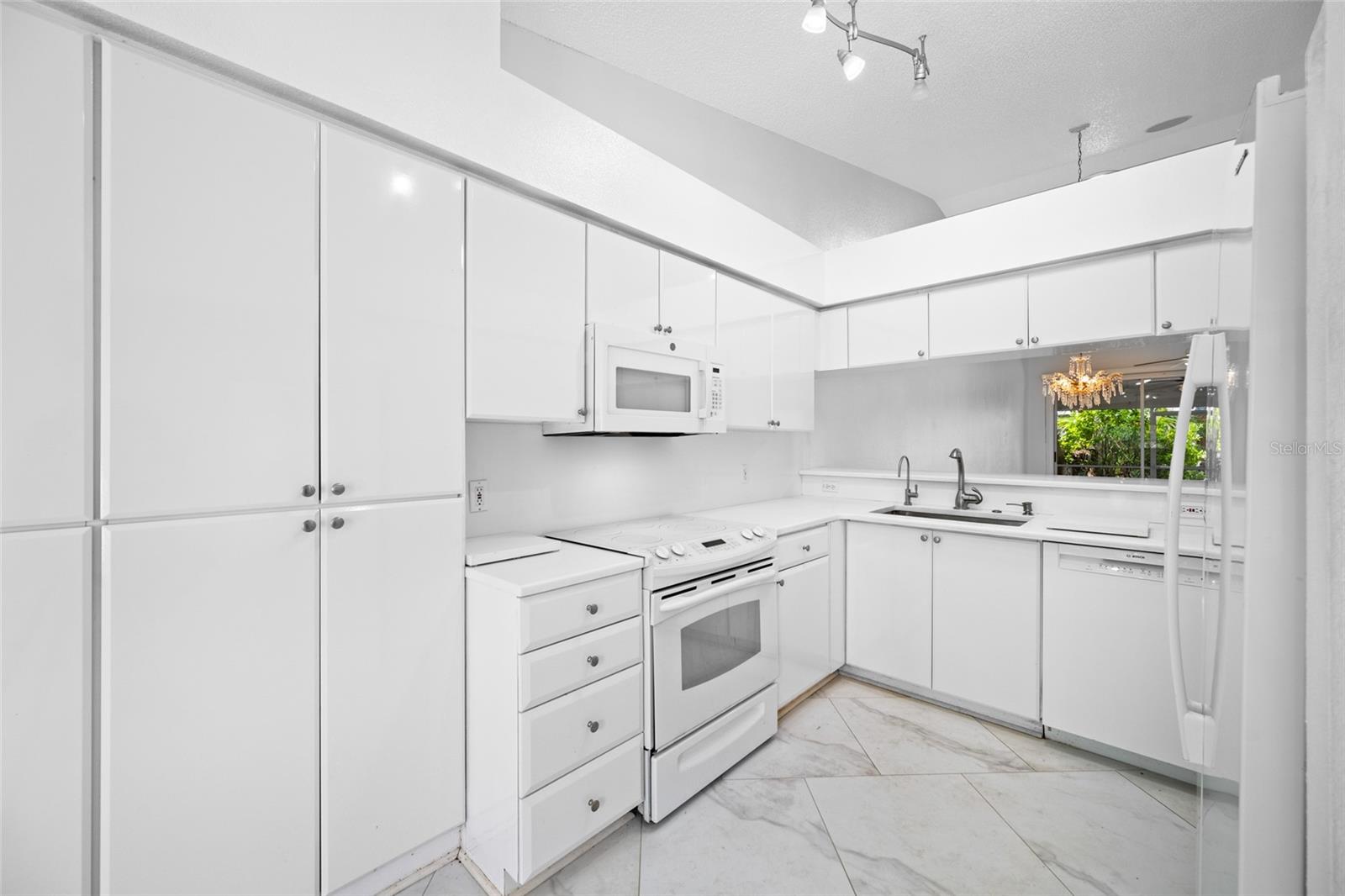 Image 11 of 58 For 2565 Estancia Boulevard