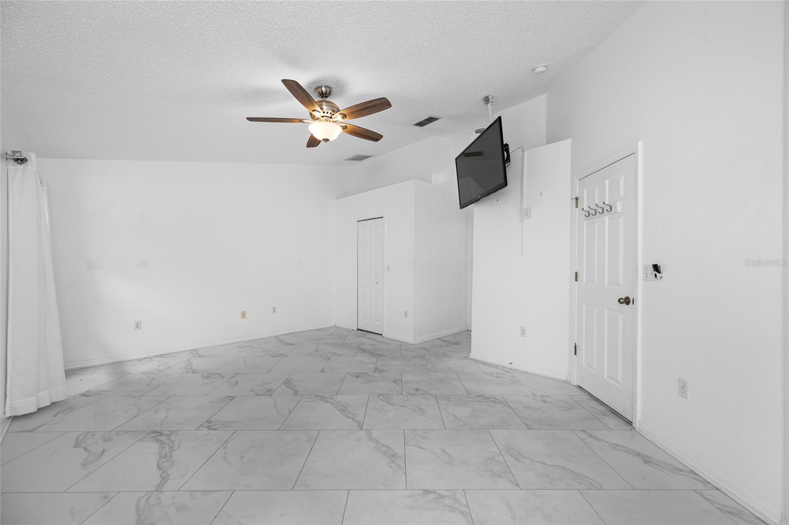 Image 22 of 58 For 2565 Estancia Boulevard