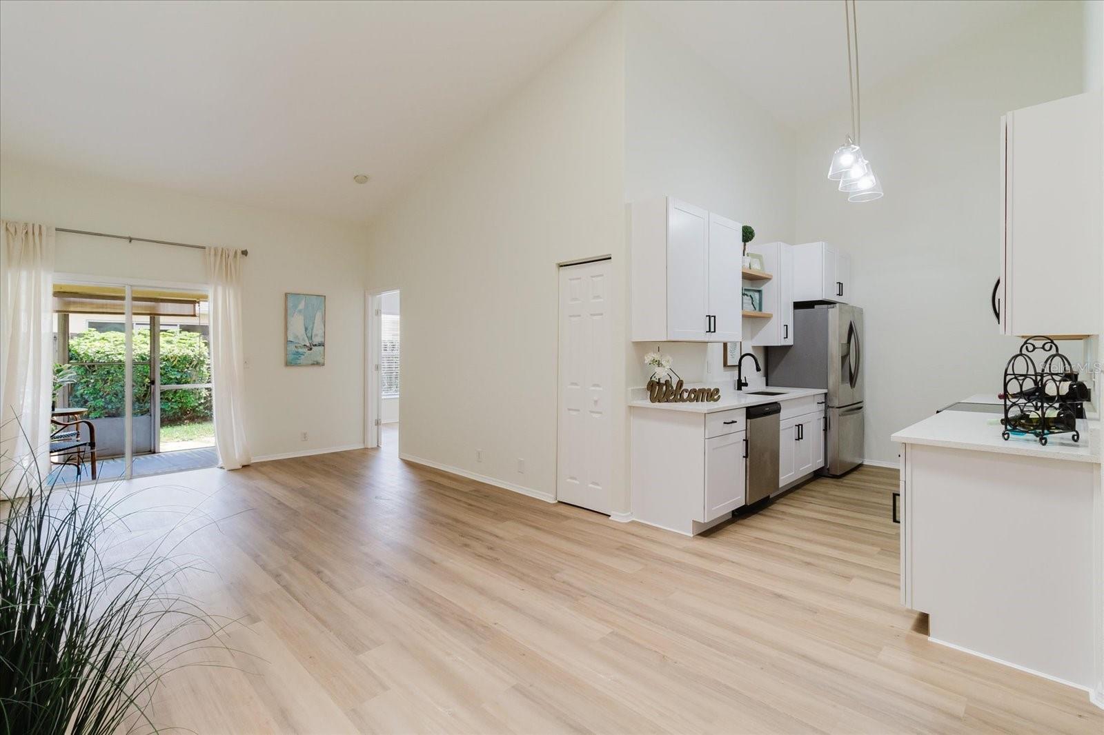 Image 11 of 40 For 682 Green Valley Road C3