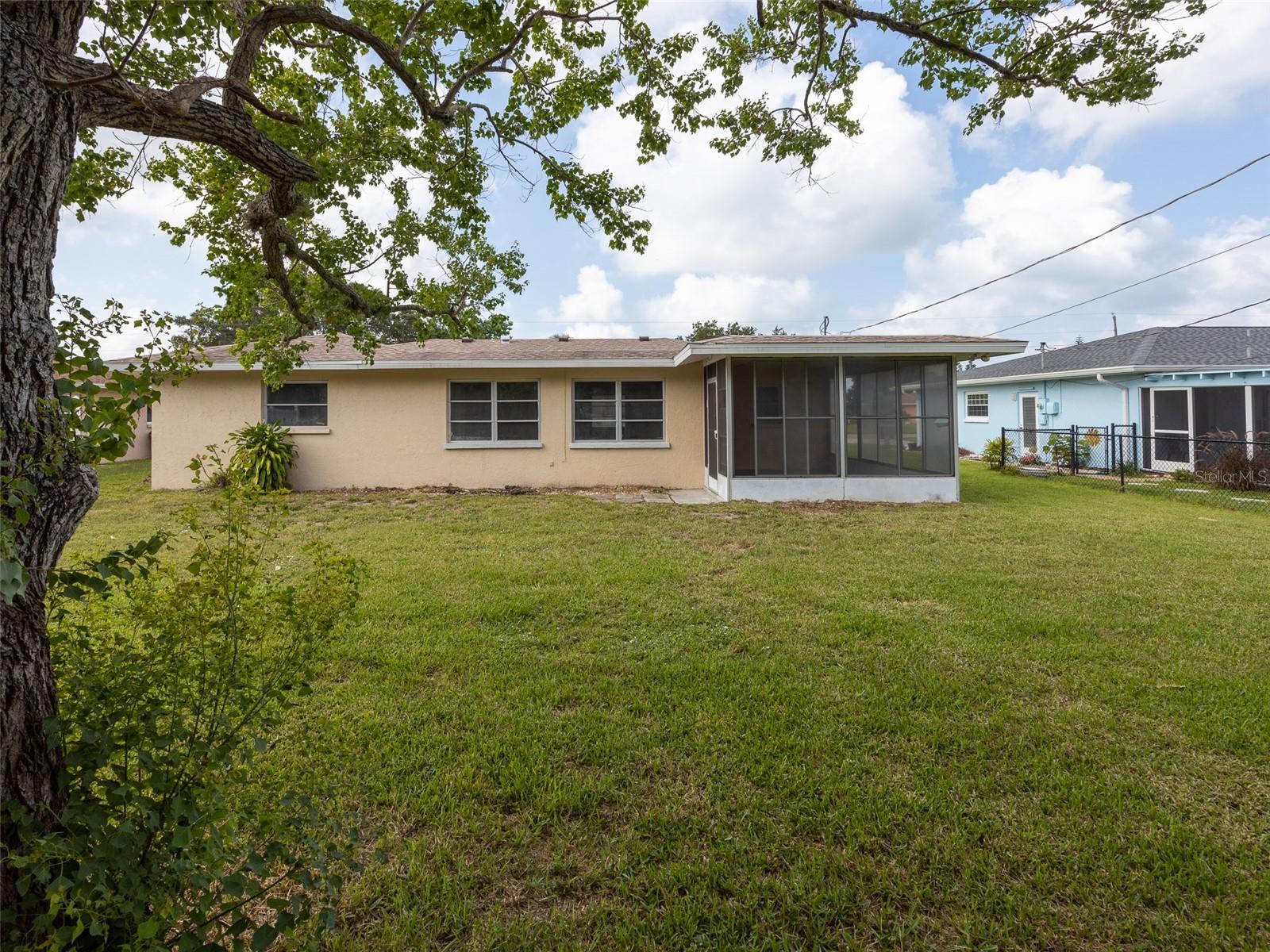 Image 17 of 23 For 916 Gillespie Street
